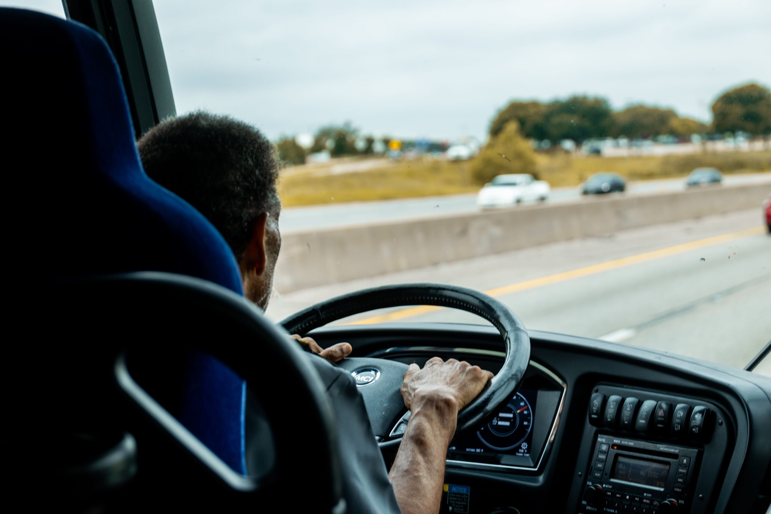 Conducteur d'autocar au volant sur une route de liaison interurbaine